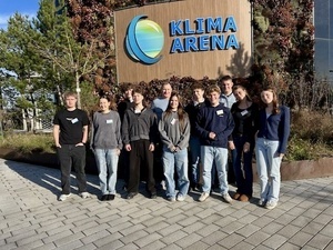 Herr Scheller mit Schlerinnen und Schlern des Geographie-Leistungskurses