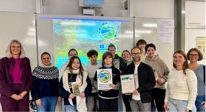 Auf dem Bild zu sehen: Frau Ferrari (li), Frau Stauffert (2.v.li), Herr Seilheimer (5.v.re.), Frau Mack-Gnir (2.v.re), Frau Habeck (re) sowie Schler*innen des Bergstraen-Gymnasiums bei der bergabe der Geopark-Plakette. Bild: Erles